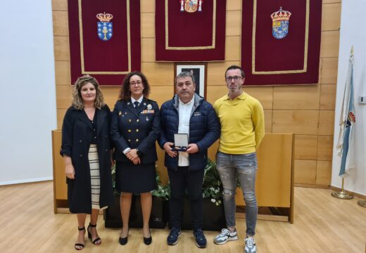 A ANAV entregou hoxe no Concello a placa ao mérito de Protección Civil na categoría de prata a Rafael Pazos, inspector xefe do SPEIS de Narón
